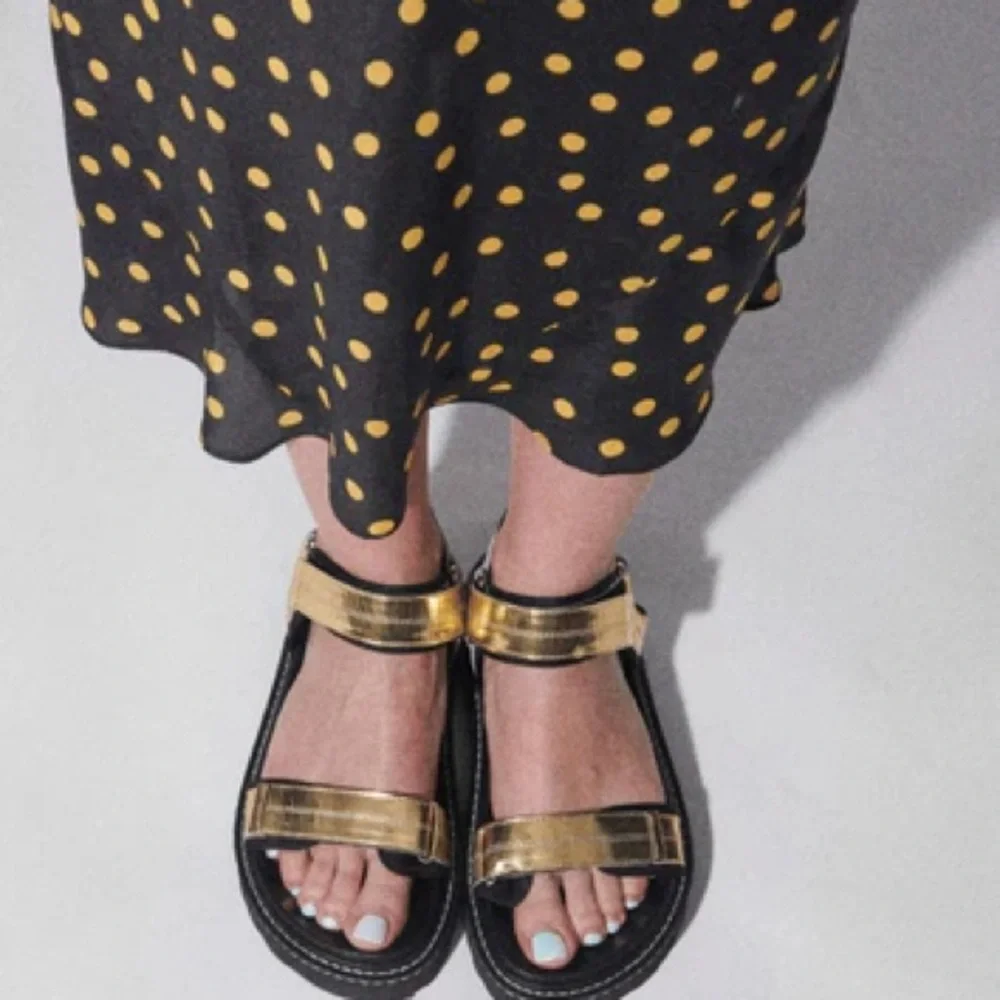 NIB Caverley Roni sandal in mirrored gold leather and black - Picture 2 of 7
